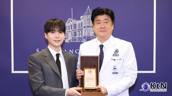 [사회 Now] BTS 슈가, 세브란스에 50억 기부… ‘민윤기 센터’ 착공  사진=2025 06.23 그룹 방탄소년단(BTS)의 슈가(좌)와 금기창 연세의료원장(우) 세브란스병원 K trendy NEWS DB ⓒ케이 트렌디뉴스 무단전재 및 수집, 재배포금지