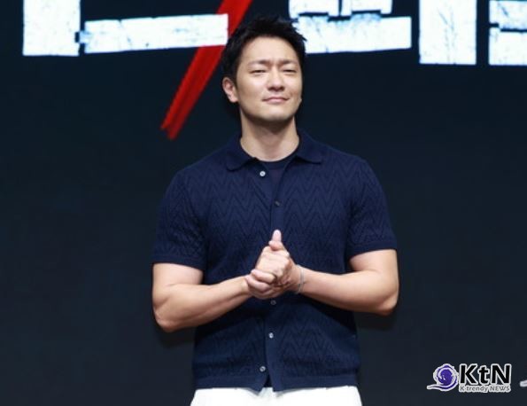 [KtN 포토] 이게 바로 강력계 형사 팔뚝이지~ 손석구...이두에 '두근두근'  사진=2025 05.14  오전 서울 종로에 위치한 JW 메리어트 동대문 스퀘어에서 디즈니+ '나인퍼즐' 제작발표회가 진행됐다. 행사에는 배우 김다미, 손석구, 김성균, 현봉식, 윤종빈 감독이 참석해 다양한 이야기를 나누었다.  K trendy NEWS DB ⓒ케이 트렌디뉴스 무단전재 및 수집, 재배포금지