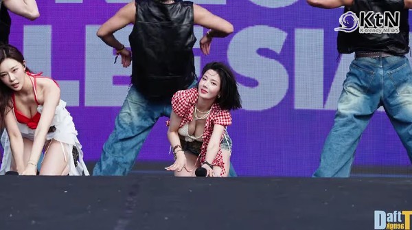 [STAR NOW] 와!...셔츠 팍 풀어헤친 권은비, 직캠 영상 200만 뷰 돌파  사진=2025 07.07  유튜브 채널 ‘DaftTaengk’ K trendy NEWS DB ⓒ케이 트렌디뉴스 무단전재 및 수집, 재배포금지