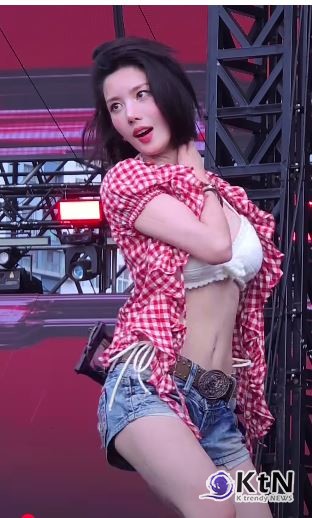 [STAR NOW] 와!...셔츠 팍 풀어헤친 권은비, 직캠 영상 200만 뷰 돌파  사진=2025 07.07    유튜브 채널 ‘DaftTaengk’ K trendy NEWS DB ⓒ케이 트렌디뉴스 무단전재 및 수집, 재배포금지