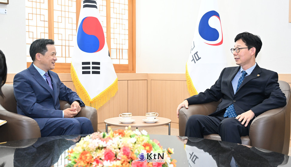 다이빙(戴兵, Dai Bing) 신임 주한중국대사(좌측), 박윤주 외교부 제1차관  /사진=외교부 , K trendy NEWS DB ⓒ케이 트렌디뉴스 무단전재 및 수집, 재배포금지