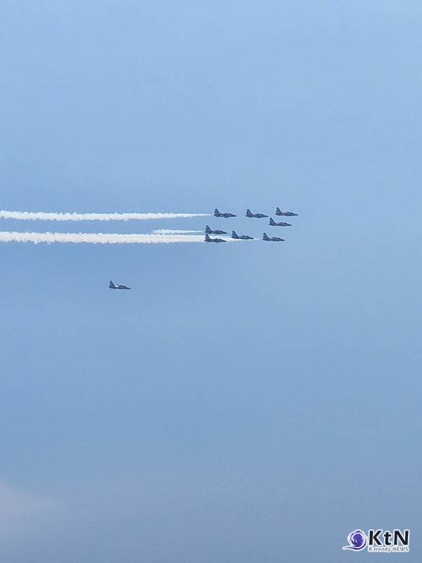 “밥 먹다 놀랐다”…공군 블랙이글스, 한강 상공 전투기 소리에 도심 소란  사진=2025 07.10  엑스 갈무리 K trendy NEWS DB ⓒ케이 트렌디뉴스 무단전재 및 수집, 재배포금지
