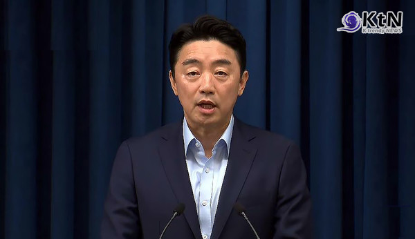 [속보] 이재명 대통령, 문체부 장관에 최휘영·국토부 장관에 김윤덕 지명 사진=2025 07.11  강훈식 대통령 비서실장은 이날 용산 대통령실 브리핑을 통해 “최휘영 후보자는 온라인 포털 대표, 여행 플랫폼 창업자 등 디지털 창의 산업 전반에서 활약한 민간 전문가”라며 “이재명 대통령이 강조한 ‘K컬처 시장 300조원 시대’를 실현할 혁신형 CEO 장관”이라고 밝혔다.  (ktv 영상 갈무리 / 편집) K trendy NEWS DB ⓒ케이 트렌디뉴스 무단전재 및 수집, 재배포금지