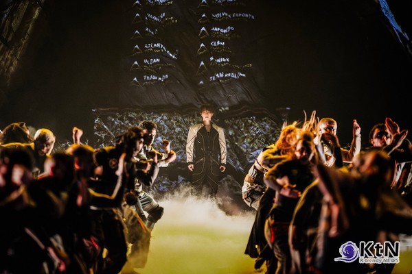 세븐틴 디노, 댄서 30명 군무로 'e스포츠 월드컵' 개막 공연… 전 세계를 흔든 퍼포먼스 사진=2025 07.11 플레디스 엔터테인먼트  K trendy NEWS DB ⓒ케이 트렌디뉴스 무단전재 및 수집, 재배포금지​​​​​​​