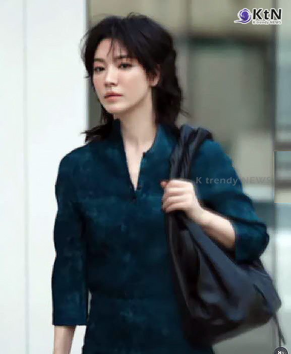 [스타일&뷰티] "동은이의 연진룩"...송혜교, 울프컷+Y2K 스파이백까지 갓벽 사진=2025 07.11 @fendi 영상 갈무리   K trendy NEWS DB ⓒ케이 트렌디뉴스 무단전재 및 수집, 재배포금지