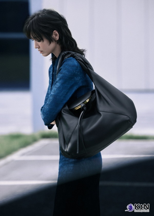 [스타일&뷰티] "동은이의 연진룩"...송혜교, 울프컷+Y2K 스파이백까지 갓벽 사진=2025 07.11 @fendi 영상 갈무리   K trendy NEWS DB ⓒ케이 트렌디뉴스 무단전재 및 수집, 재배포금지