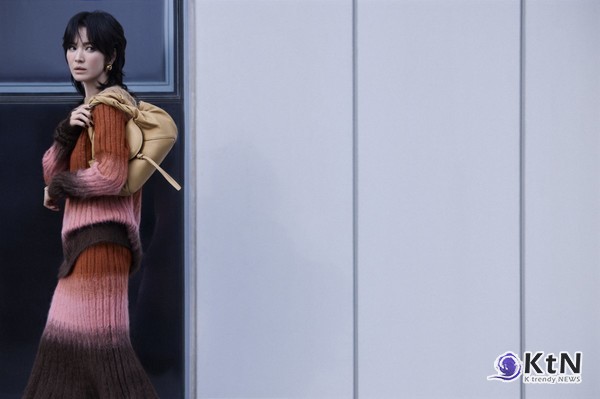 [스타일&뷰티] "동은이의 연진룩"...송혜교, 울프컷+Y2K 스파이백까지 갓벽 사진=2025 07.11 @fendi 영상 갈무리   K trendy NEWS DB ⓒ케이 트렌디뉴스 무단전재 및 수집, 재배포금지