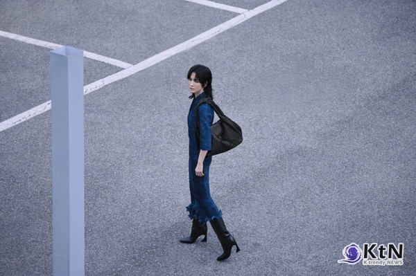 [스타일&뷰티] "동은이의 연진룩"...송혜교, 울프컷+Y2K 스파이백까지 갓벽 사진=2025 07.11 @fendi 영상 갈무리   K trendy NEWS DB ⓒ케이 트렌디뉴스 무단전재 및 수집, 재배포금지