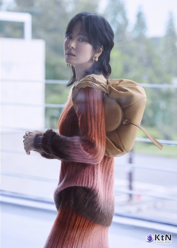 [스타일&뷰티] "동은이의 연진룩"...송혜교, 울프컷+Y2K 스파이백까지 갓벽 사진=2025 07.11 @fendi 영상 갈무리   K trendy NEWS DB ⓒ케이 트렌디뉴스 무단전재 및 수집, 재배포금지