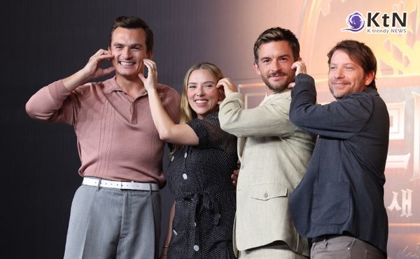 [영화 Trend] 박스오피스 1위 ‘쥬라기 월드’…주말 극장가 예매 20만 돌파 사진=2025 07.04 (배우 스칼렛 요한슨, 조나단 베일리, 루퍼트 프렌드, 가렛 에드워드 감독이 영화 '쥬라기 월드: 새로운 시작'의 내한 기자회견에 참석해 포즈를 취하고 있다. ) K trendy NEWS DB ⓒ케이 트렌디뉴스 무단전재 및 수집, 재배포금지 