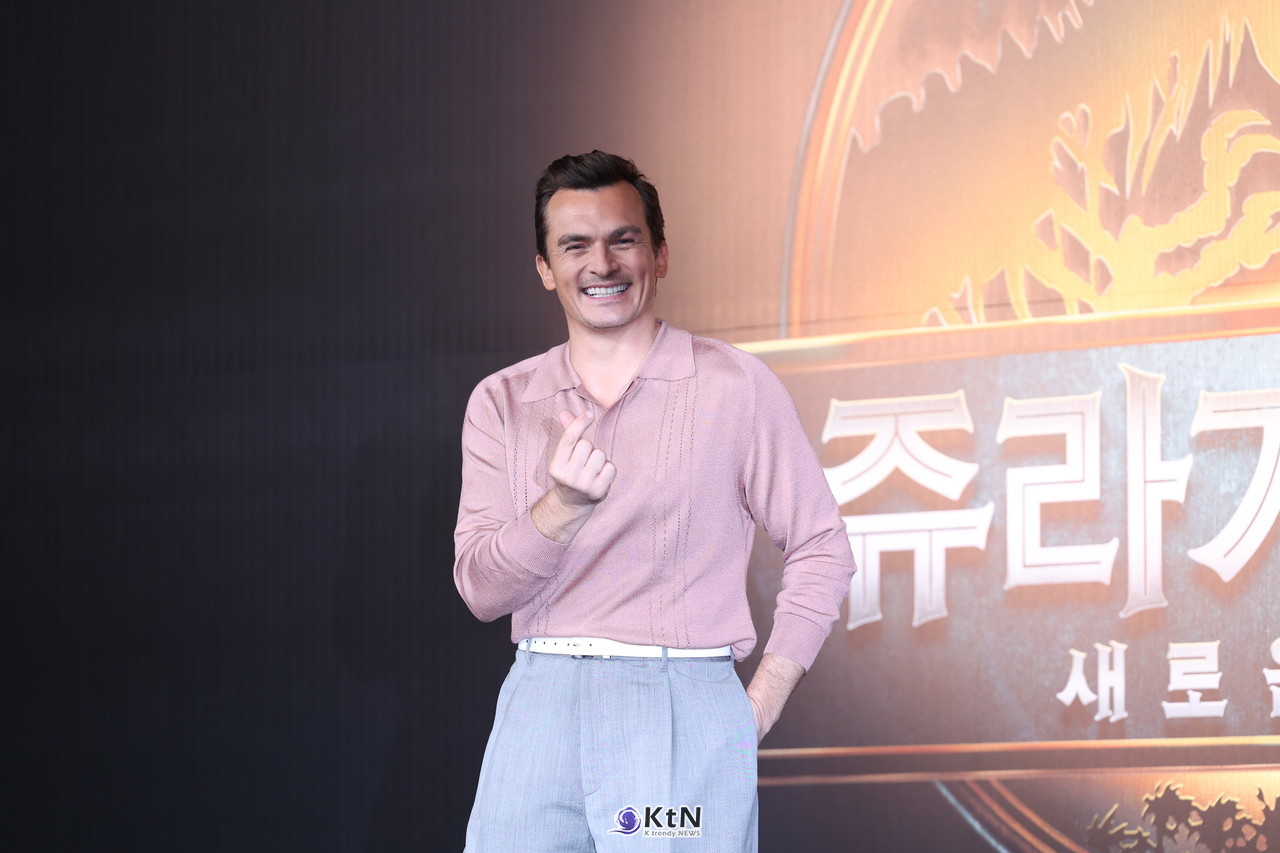 루퍼트 프렌드 배우가 영화 '쥬라기 월드: 새로운 시작'의 내한 기자회견에 참석해 포즈를 취하고 있다. / K trendy NEWS DB. ⓒ케이 트렌디뉴스 무단전재 및 수집, 재배포금지.