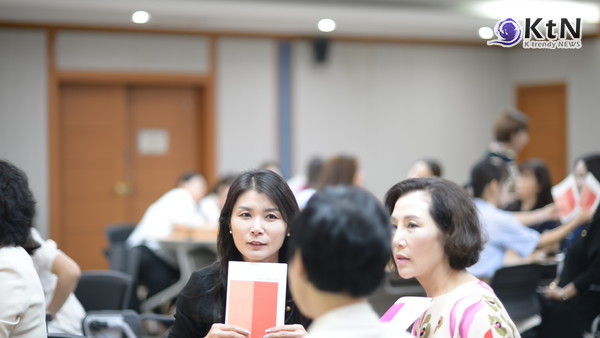 민주평통 김포시협의회가 진행한 행사에 참가한 사람들은 서로의 색상 선택에 대해 의견을 나누며, 즐거운 분위기 속에서 실습을 진행했다. /사진=K trendy NEWS DB ⓒ케이 트렌디뉴스 무단전재 및 수집, 재배포금지