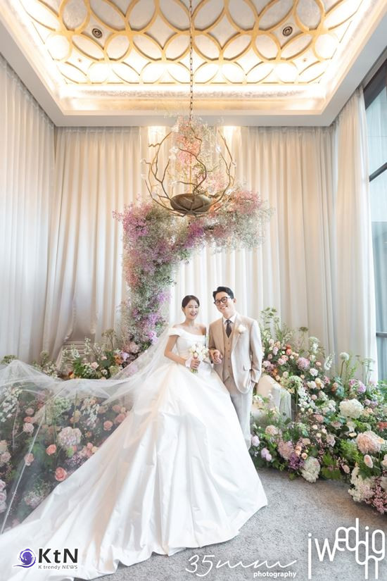 [스타웨딩+] '김준호♥'김지민, 결혼식 드레스만 3벌…아이유 드레스 디자이너 작품으로 ‘여신 강림’  사진=2025 07.14  사진제공=아이웨딩 K trendy NEWS DB ⓒ케이 트렌디뉴스 무단전재 및 수집, 재배포금지