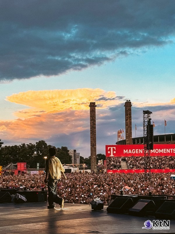 "미쳐볼 준비됐나" 제이홉, 롤라팔루자 무대 장악…BTS 메들리에 한국어 떼창까지  사진=2025 07.14  방탄소년단(BTS) 공식 SNS 갈무리 / 편집 K trendy NEWS DB ⓒ케이 트렌디뉴스 무단전재 및 수집, 재배포금지