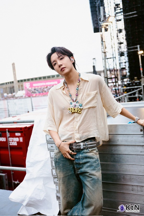 "미쳐볼 준비됐나" 제이홉, 롤라팔루자 무대 장악…BTS 메들리에 한국어 떼창까지  사진=2025 07.14  방탄소년단(BTS) 공식 SNS 갈무리 / 편집 K trendy NEWS DB ⓒ케이 트렌디뉴스 무단전재 및 수집, 재배포금지