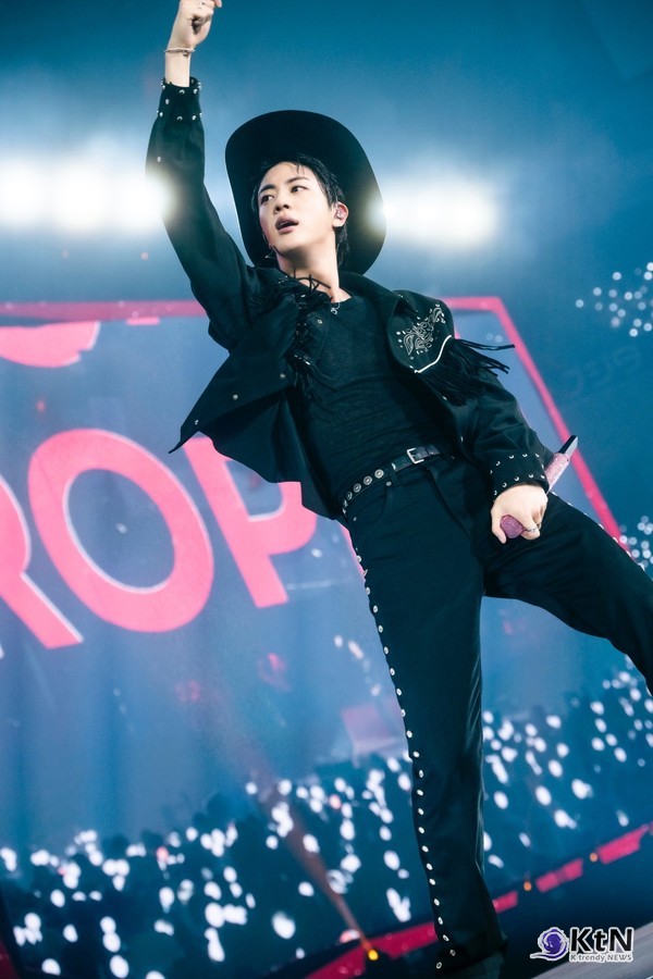  방탄소년단 진, 日 신문 1면 ‘올킬’…K팝 솔로 가수 최초 ‘전면 올킬’  사진=2025 07.14  빅히트 뮤직 / 편집  K trendy NEWS DB ⓒ케이 트렌디뉴스 무단전재 및 수집, 재배포금지