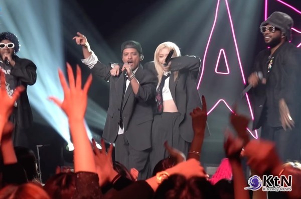 'K팝 그룹 전 세계 최초' 블랙핑크, 스포티파이 순위도'JUMP'...브루노 마스와 LA 무대 장악  사진=2025 07.14 더블랙레이블, 엠넷  특히 13일 공연에서는 팝스타 브루노 마스가 깜짝 등장, 로제와 함께 그의 대표곡 ‘APT.(아파트)’ 무대를 선보였다.    K trendy NEWS DB ⓒ케이 트렌디뉴스 무단전재 및 수집, 재배포금지