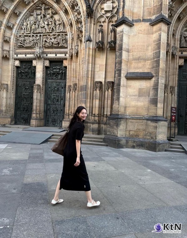 [스타일 트렌드] 제니가 신자 품절…‘무좀양말’ 닮은 발가락 신발, 이효리·신민아도 신었다  사진=2025 07.15  신민아 인스타그램 갈무리 K trendy NEWS DB ⓒ케이 트렌디뉴스 무단전재 및 수집, 재배포금지