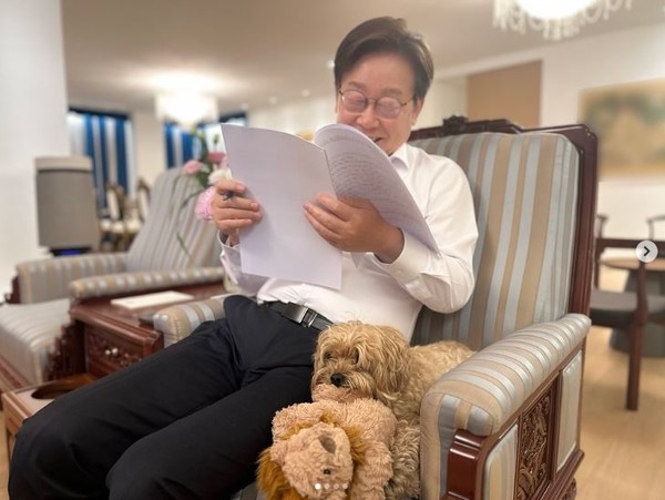 국내 첫 ‘반려동물 전용 보험’ 마이브라운 공식 출범…보험금 즉시 지급까지  사진=2025 07.16 이재명 인스타그램 갈무리 (이재명 대통령 반려동물...기사와 관련없는 사진)  K trendy NEWS DB ⓒ케이 트렌디뉴스 무단전재 및 수집, 재배포금지