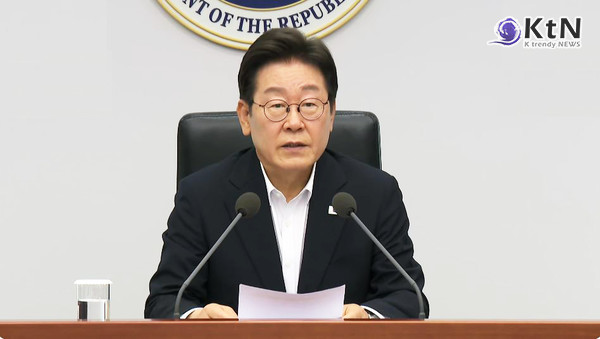 [속보] 이재명 대통령 “제헌절 공휴일 지정 검토하자” 공식 제안  사진=2025 07.17 2025년 7월 17일, 제77주년 제헌절을 맞아 대통령실 수석보좌관회의 (ktv 갈무리) K trendy NEWS DB ⓒ케이 트렌디뉴스 무단전재 및 수집, 재배포금지