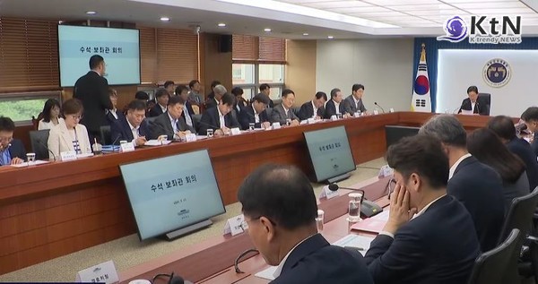 [속보] 이재명 대통령 “제헌절 공휴일 지정 검토하자” 공식 제안  사진=2025 07.17 2025년 7월 17일, 제77주년 제헌절을 맞아 대통령실 수석보좌관회의 (ktv 갈무리) K trendy NEWS DB ⓒ케이 트렌디뉴스 무단전재 및 수집, 재배포금지