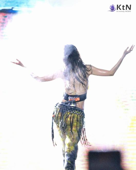 '2NE1' 산다라박, 숨겨진 볼륨감 美쳤다...파격 노출로 싱가포르 워터밤 장악 사진=2024.8.27 인스타그램 갈무리 K trendy NEWS DB ⓒ케이 트렌디뉴스 무단전재 및 수집, 재배포금지