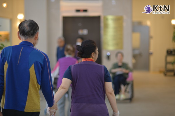 메밀꽃 요양원의 직원들은 어르신들의 신체 활동과 사회적 교류를 촉진하고 있다. /사진=K trendy NEWS DB ⓒ케이 트렌디뉴스 무단전재 및 수집, 재배포금지