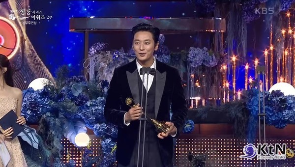 '폭싹 속았수다' 아이유, 여우주연상…“모든 애순과 금명에게 박수를”  [제4회 청룡시리즈어워즈]   사진=2025 07.18  배우 주지훈과 아이유가 각각 남우주연상과 여우주연상 KBS  영상 갈무리 K trendy NEWS DB ⓒ케이 트렌디뉴스 무단전재 및 수집, 재배포금지