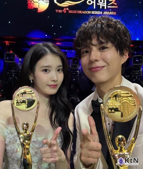 “급장이야! 장원이야!”...아이유·박보검, 다시 만난 애순♥관식 트로피 투샷  사진=2025 07.19 아이유 인스타그램 갈무리  K trendy NEWS DB ⓒ케이 트렌디뉴스 무단전재 및 수집, 재배포금지