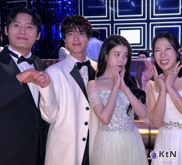 “급장이야! 장원이야!”...아이유·박보검, 다시 만난 애순♥관식 트로피 투샷  사진=2025 07.19 아이유 인스타그램 갈무리  K trendy NEWS DB ⓒ케이 트렌디뉴스 무단전재 및 수집, 재배포금지