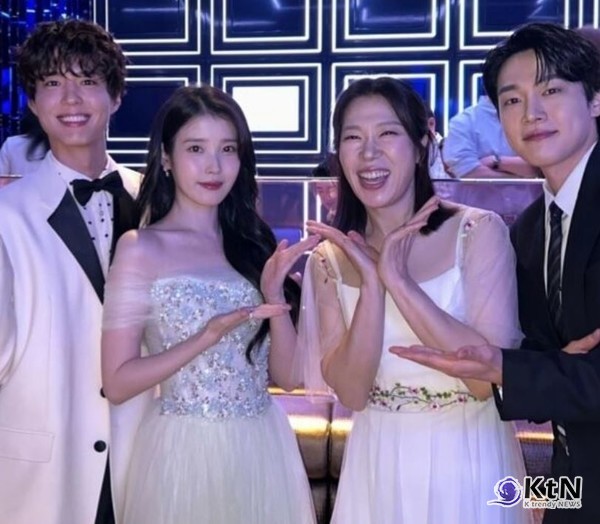 “급장이야! 장원이야!”...아이유·박보검, 다시 만난 애순♥관식 트로피 투샷  사진=2025 07.19 아이유 인스타그램 갈무리  K trendy NEWS DB ⓒ케이 트렌디뉴스 무단전재 및 수집, 재배포금지