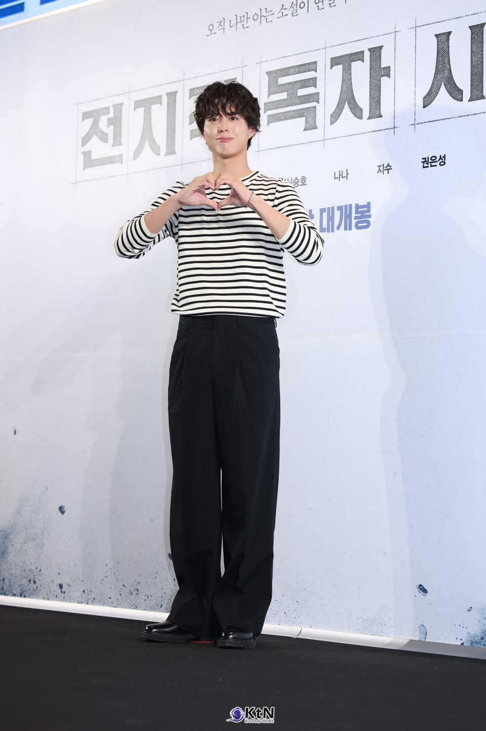 박보검은 블랙&화이트 스트라이프 셔츠에 와이드 블랙 팬츠를 매치한 심플한 스타일링으로 등장해 감각적인 패션 센스를 뽐냈다.