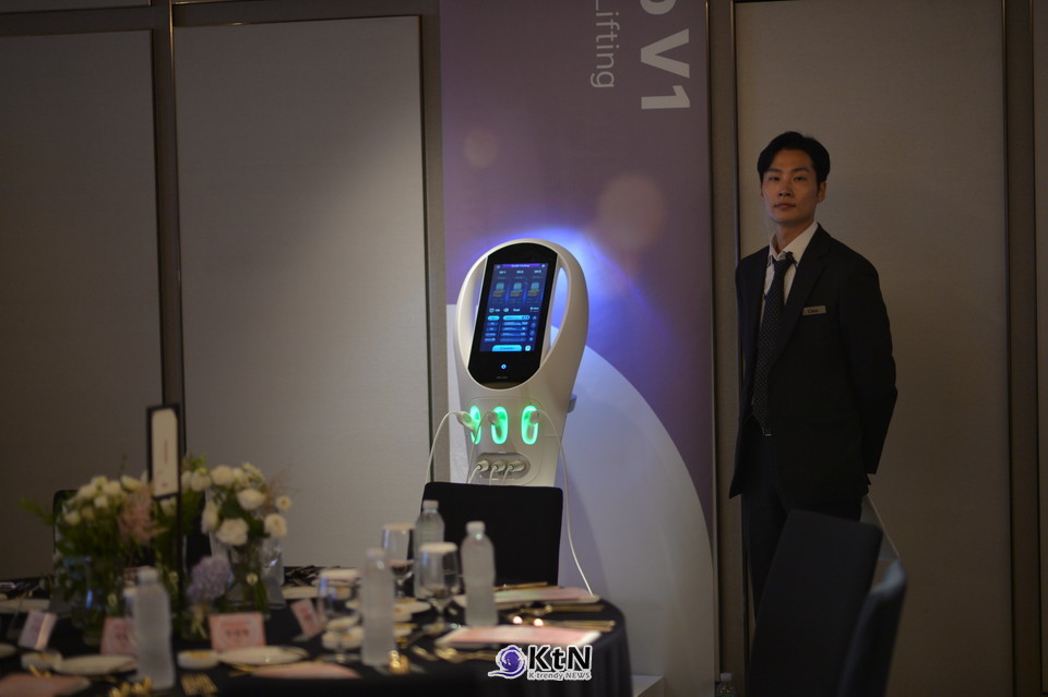 Cleo V1은 단순히 리프팅 효과를 구현하는 미용기기가 아니다. HIFU(High Intensity Focused Ultrasound, 고강도 집속 초음파)를 기반으로 진피층 콜라겐 재생을 유도하는 메커니즘은 물리적 원리와 생리학적 반응이라는 이중 구조를 전제로 한다. 