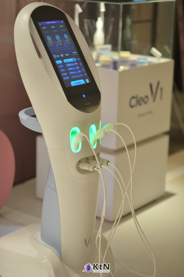 Cleo V1은 피부를 직접적으로 물리적 자극 없이 작동하며, 기기 사용 후에는 얼굴 윤곽선이 미세하게 정리된 느낌을 준다. /사진=K trendy NEWS DB ⓒ케이 트렌디뉴스 무단전재 및 수집, 재배포금지
