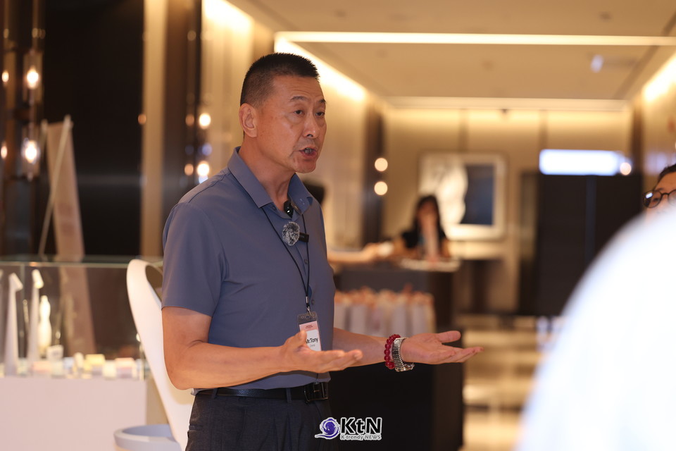 리메드 클레오 국제 심포지엄 현장, 중국 EDA사 부사장 Mr. Tony Zhao가 참석자들과 교류하며 “한국 미용 의료기기는 기술력과 시장성 모두에서 경쟁력이 뚜렷하다”고 밝혔다. /사진=K trendy NEWS DB ⓒ케이 트렌디뉴스 무단전재 및 수집, 재배포금지