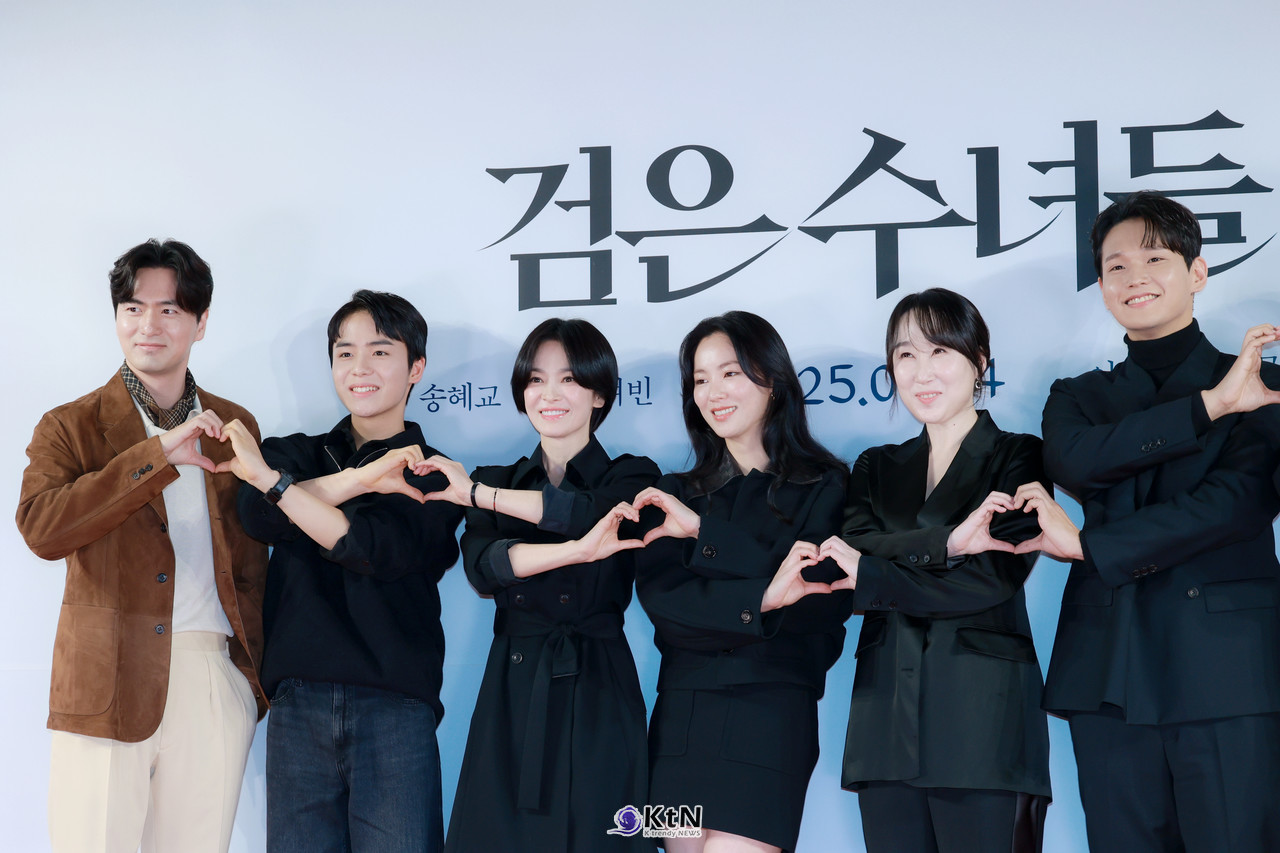 영화 '검은 수녀들' VIP 시사회에 앞서 배우 송혜교, 전여빈, 이진욱, 문우진, 김국희, 신재휘, 권혁재 감독이 가장 먼저 등장해 예비 관객들에게 인사를 전하고 있다. / 사진=K trendy NEWS DB ⓒ케이 트렌디뉴스 무단전재 및 수집, 재배포금지.