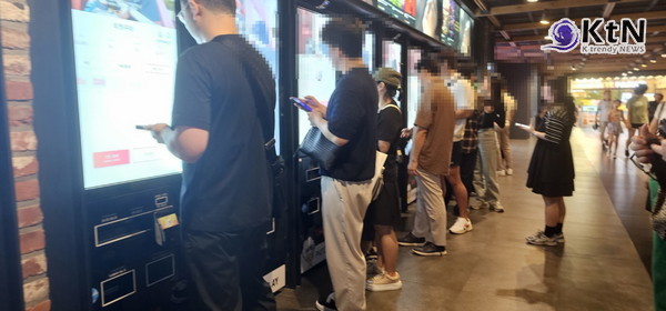 영화관을 찾은 시민들이 영화티켓을 예매하고 있다. /사진=K trendy NEWS DB ⓒ케이 트렌디뉴스 무단전재 및 수집, 재배포금지