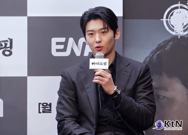 “걷는 것조차 어색해”… 덱스, ‘아이쇼핑’ 연기 논란 터졌다  사진=2025 07.22 mbc 영상 갈무리  K trendy NEWS DB ⓒ케이 트렌디뉴스 무단전재 및 수집, 재배포금지