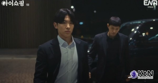 “걷는 것조차 어색해”… 덱스, ‘아이쇼핑’ 발연기 논란 터졌다 사진=2025 07.22  ENA / K trendy NEWS DB ⓒ케이 트렌디뉴스 무단전재 및 수집, 재배포금지