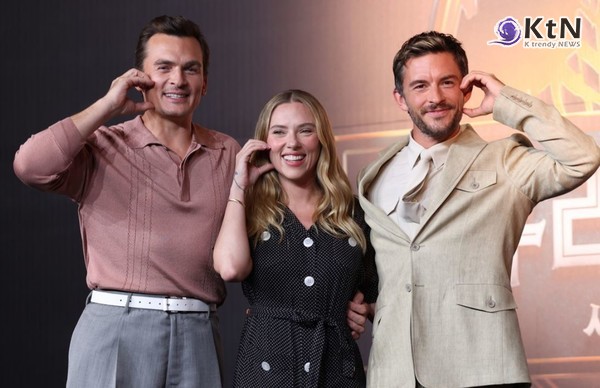 [KtN 현장] “스필버그의 꿈, 내 현실로”스칼렛 요한슨...'쥬라기4', 덕후의 리부트   사진=2025 07.01 . 서울 종로구 포시즌스 호텔에서 열린 기자간담회에서 가렛 에드워즈 감독과 배우 스칼렛 요한슨, 조나단 베일리, 루퍼트 프렌드가 영화 속 비하인드와 팬사랑을 아낌없이 털어놨다. K trendy NEWS DB ⓒ케이 트렌디뉴스 무단전재 및 수집, 재배포금지