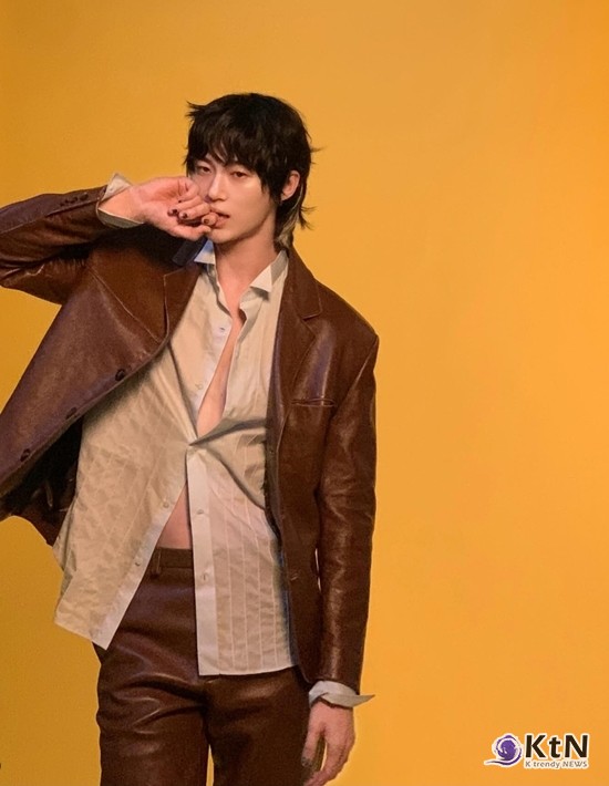 변우석, 단추 하나로 심장 저격…복근과 눈빛 사이, 울프컷 변신에 치명적 소년미 발산 사진=2025 07.23 SNS 갈무리 K trendy NEWS DB ⓒ케이 트렌디뉴스 무단전재 및 수집, 재배포금지