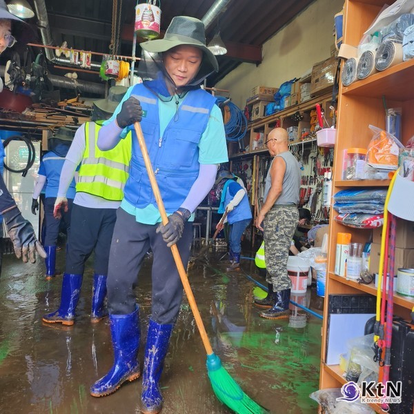 가평 수해 복구에 함께한 고양특례시의원들. 최규진 의원. 사진=K trendy NEWS DB ⓒ케이 트렌디뉴스 무단전재 및 수집, 재배포금지