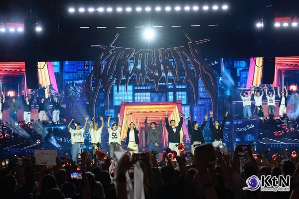 “지구 7바퀴를 돌았다” 스트레이 키즈, 유럽도 무릎 꿇어…8만 명 앞에서 ‘K팝 새 역사’  사진=2025 07.28  스트레이 키즈 월드투어 dominATE_서울 KSPO DOME 공연. (사진 = JYP엔터테인먼트 제공)   K trendy NEWS DB ⓒ케이 트렌디뉴스 무단전재 및 수집, 재배포금지