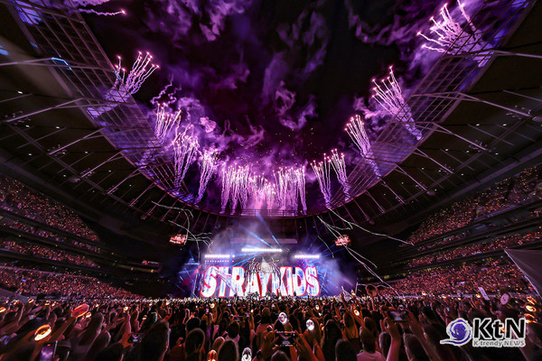 “지구 7바퀴를 돌았다” 스트레이 키즈, 유럽도 무릎 꿇어…8만 명 앞에서 ‘K팝 새 역사’  사진=2025 07.28  스트레이 키즈 월드투어 dominATE_서울 KSPO DOME 공연. (사진 = JYP엔터테인먼트 제공)   K trendy NEWS DB ⓒ케이 트렌디뉴스 무단전재 및 수집, 재배포금지