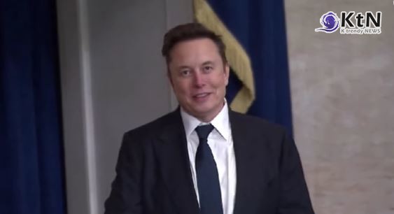 “내가 직접 했다” 머스크, 삼성과 23조 AI칩 계약 공개  사진=2025 07.28 테슬라 영상  갈무리 / 편집  K trendy NEWS DB ⓒ케이 트렌디뉴스 무단전재 및 수집, 재배포금지