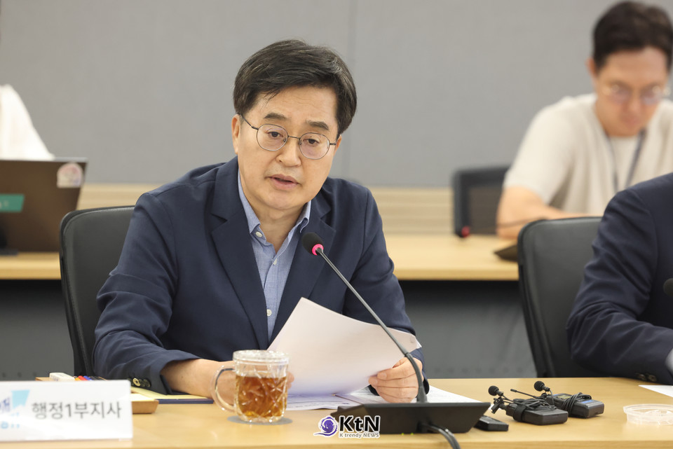 31일 오후 경기도청 서희홀에서 김동연 경기도지사가 김성중 행정1부지사, 고영인 경제부지사 등이 참석한 한미관세 협상 타결에 따른 경기도 특별지원대책 회의에서 모두발언을 하고있다. /사진=경기도, K trendy NEWS ⓒ케이 트렌디뉴스 무단전재 및 수집, 재배포금지