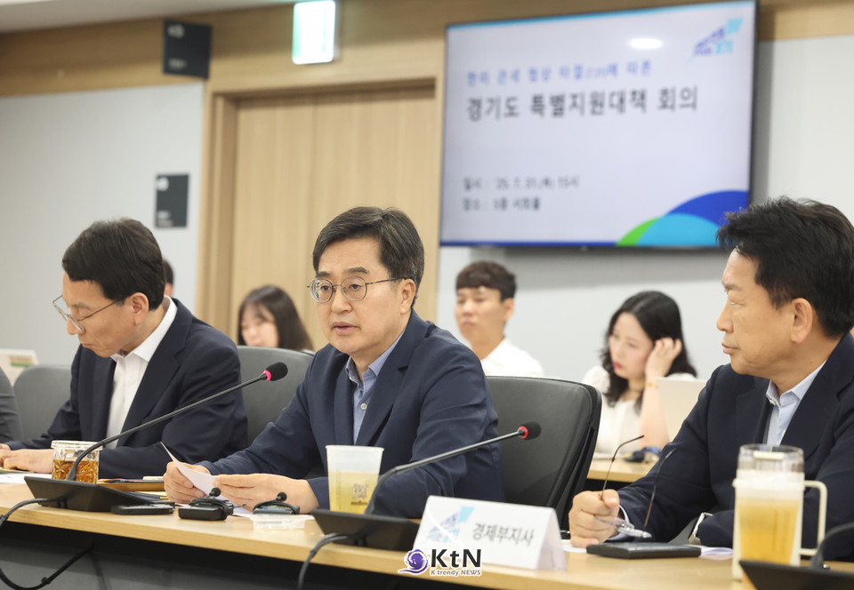 31일 오후 경기도청 서희홀에서 김동연 경기도지사가 김성중 행정1부지사, 고영인 경제부지사 등이 참석한 한미관세 협상 타결에 따른 경기도 특별지원대책 회의에서 모두발언을 하고있다. /사진=경기도, K trendy NEWS ⓒ케이 트렌디뉴스 무단전재 및 수집, 재배포금지