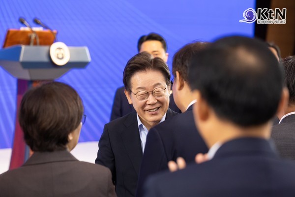 '한미 관세 타결' 이재명 “공직자의 권력은 국민에게서…정책 감사 폐지 검토해야”  사진=2025 07.31  이재명 대통령 페이스북  갈무리 K trendy NEWS DB ⓒ케이 트렌디뉴스 무단전재 및 수집, 재배포금지