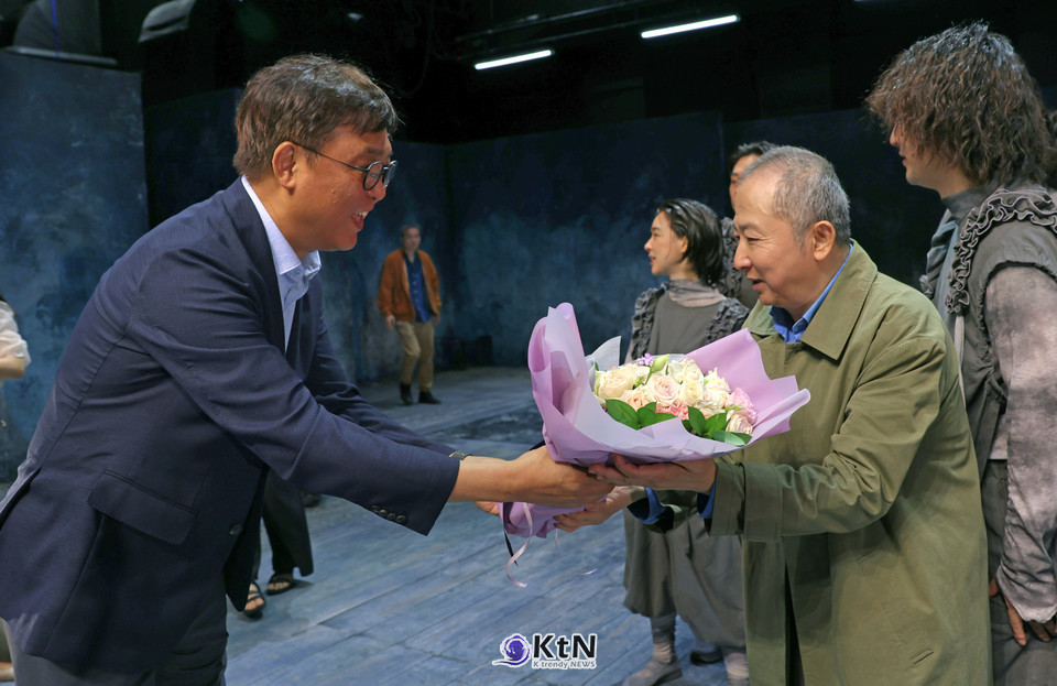 최휘영 문화체육관광부 장관이 3일 서울 중구 명동예술극장을 방문해 (재)국립극단의 ‘삼매경’ 종연 공연을 관람한 뒤 출연진을 격려하고 있다. /사진=문화체육관광부, K trendy NEWS DB ⓒ케이 트렌디뉴스 무단전재 및 수집, 재배포금지