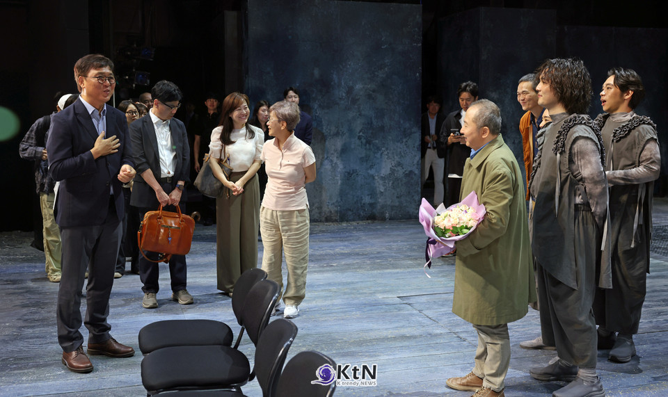 최휘영 문화체육관광부 장관이 3일 서울 중구 명동예술극장을 방문해 (재)국립극단의 ‘삼매경’ 종연 공연을 관람한 뒤 출연진을 격려하고 있다.  /사진=문화체육관광부, K trendy NEWS DB ⓒ케이 트렌디뉴스 무단전재 및 수집, 재배포금지